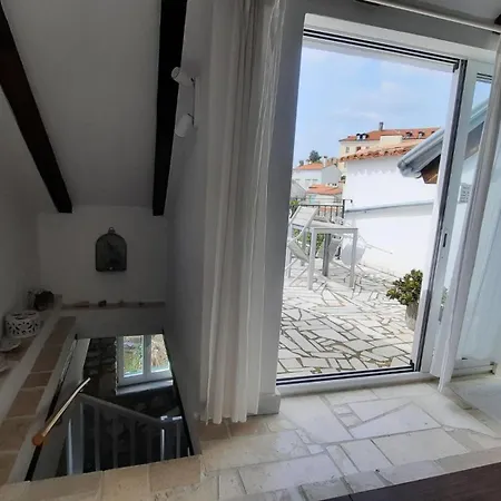 Steinhaus Mit Terrasse