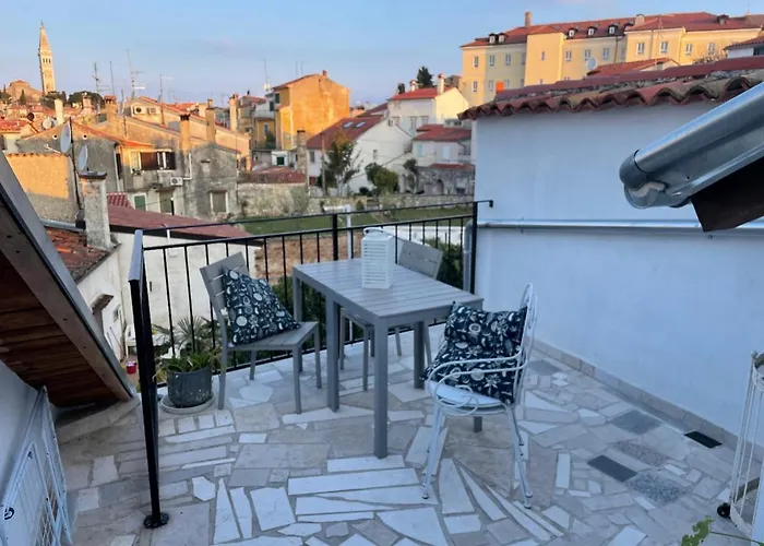 Steinhaus Mit Terrasse * Ρόβινι