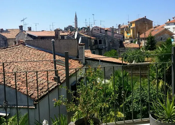Steinhaus Mit Terrasse Ρόβινι