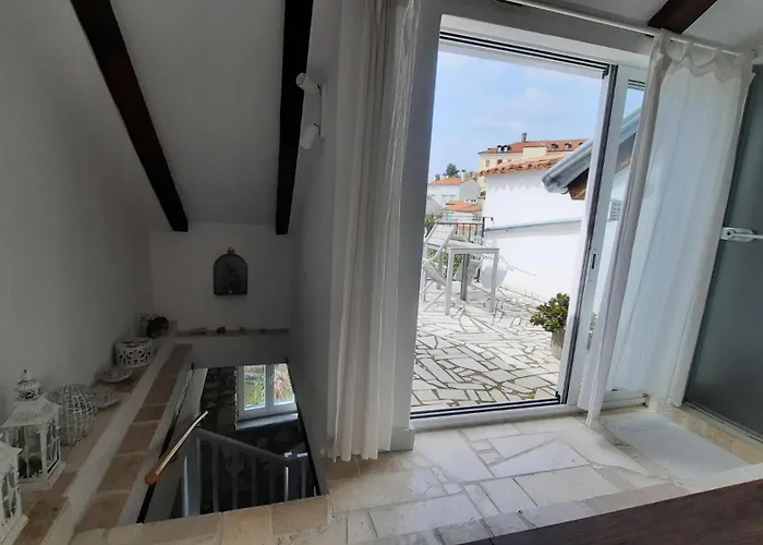 Steinhaus Mit Terrasse