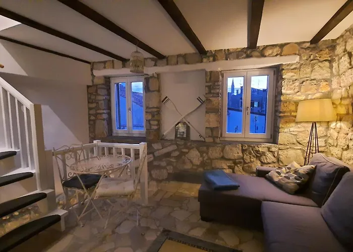 Steinhaus Mit Terrasse