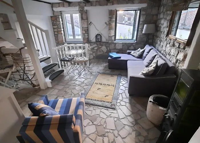 Steinhaus Mit Terrasse Ρόβινι