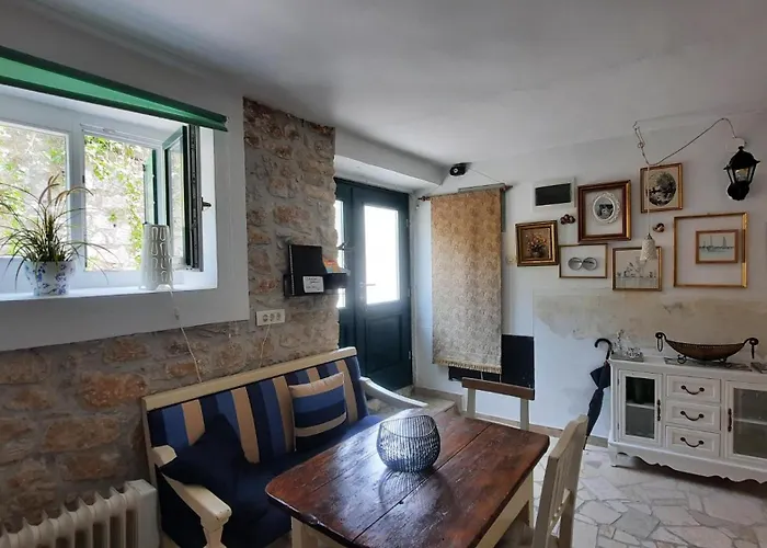 Steinhaus Mit Terrasse Ρόβινι