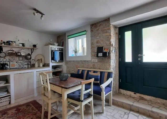 Steinhaus Mit Terrasse * Ρόβινι