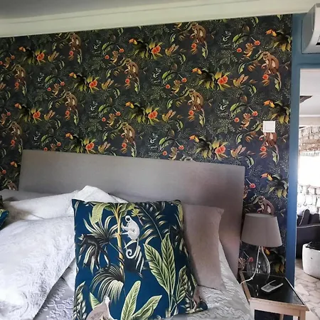 Steinhaus Mit Terrasse 로비니