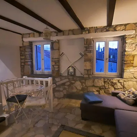 Steinhaus Mit Terrasse