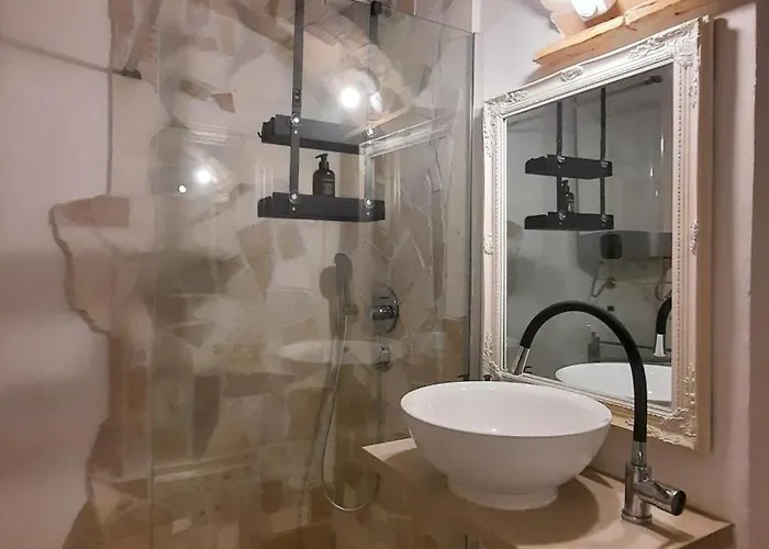 Steinhaus Mit Terrasse