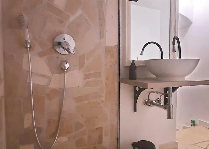 Steinhaus Mit Terrasse 로비니