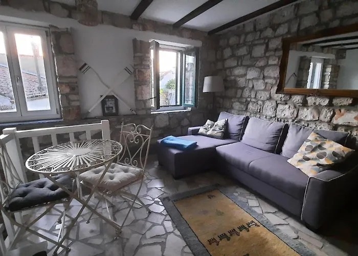 Steinhaus Mit Terrasse 로비니