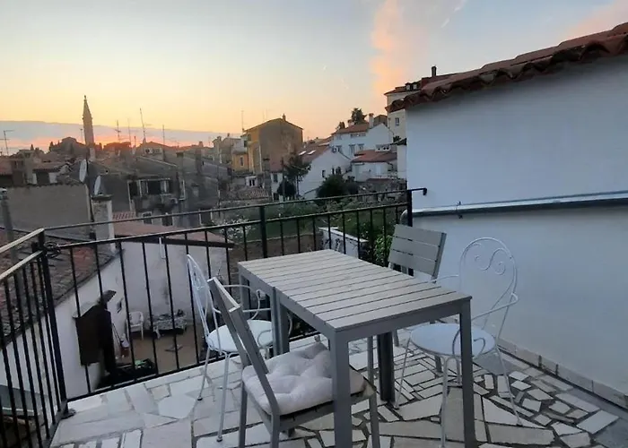 아파트 Steinhaus Mit Terrasse 로비니