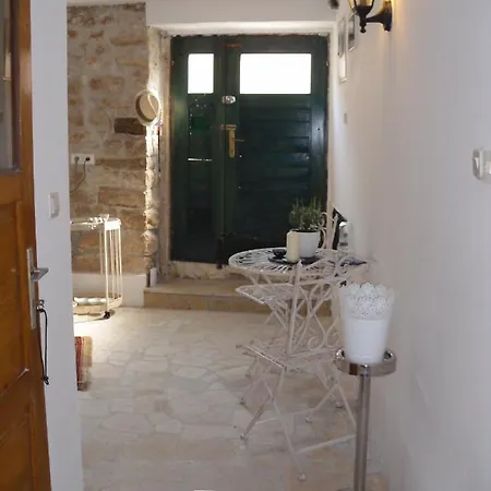 Steinhaus Mit Terrasse Appartement